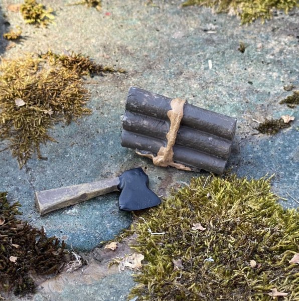 Nisse inredning, tillbehör till jullandskap, julbyar mm. Finn i flera olika modeller. -Bord med gröt & pepparkakor -Vedtrave me