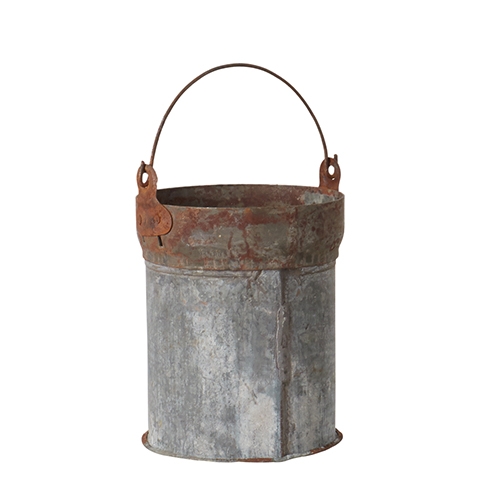 Gammal antik hink tillverkad av återvinnings material vilken gör varje hink unik och inte den andra lik. I zink med slitna och r