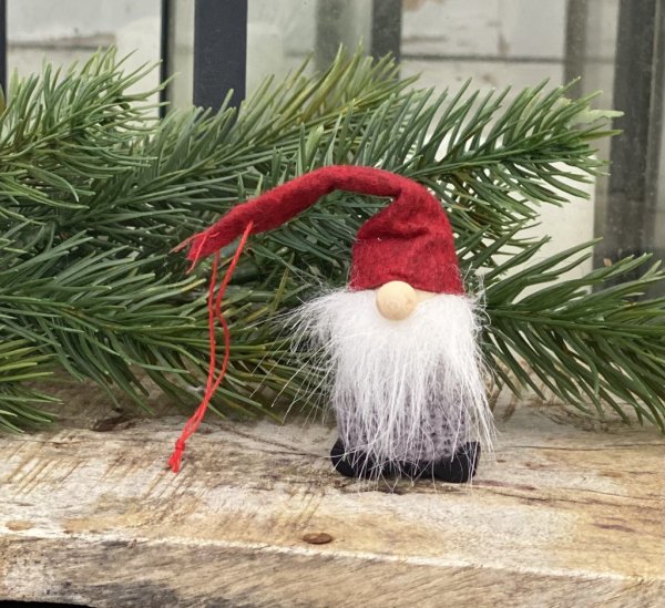 Liten söt tomte med fluffigt vitt skägg och röd filt luva. Med snöre så dom kan hängas och dekoreras med. Detaljrika och välarb