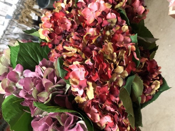 Hortensia i milda lavendel lila nyanser. Välarbetad, verklighetstrogen konstblomma. I kvist/gren modell om en blomma omgiven av