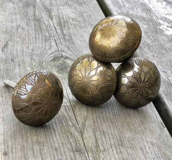 Vacker orientalisk inspirerad knopp . Guldfärgad i antik stil med mönster. En välarbetad knopp i rundad modell med stomme i guld