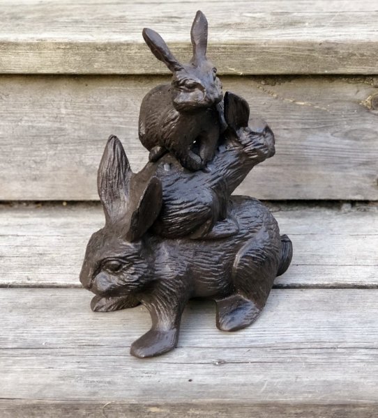 Söt och rolig kanin familj i järn. Att dekorera med inomhus som utomhus. Går i en mörk brun nyans och är tung i modellen. Mamma