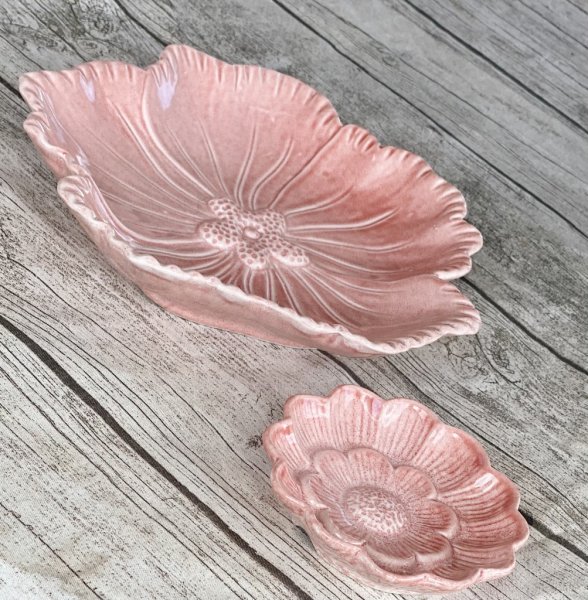Vackert rosa fat i porslin. Blomformad modell med fina detaljer och lätt vågad kant. Finns i två storlekar -Större -Mindre Detal