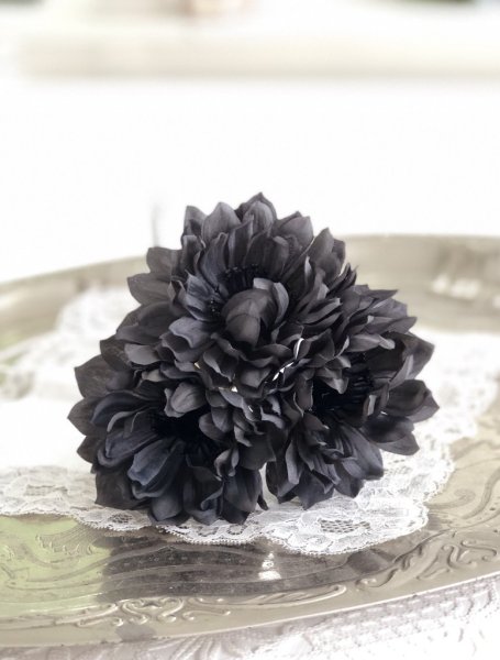 Vacker Anemon bukett om tre stycken blommor i tre olika dova vackra nyanser. -Mörk Blå -Gammelrosa -Creme Vitt Vackra verklighet