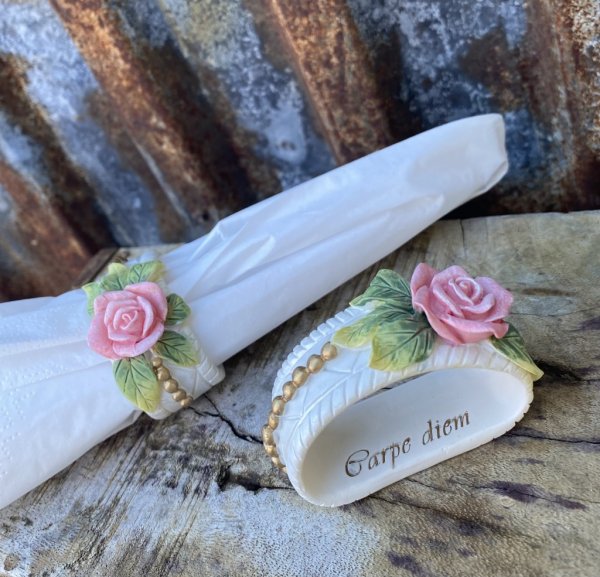 Vacker servettring med rosa ros och text Carpe diem på insidan. Lika vacker att duka med som att dekorera med. Detaljrik och väl