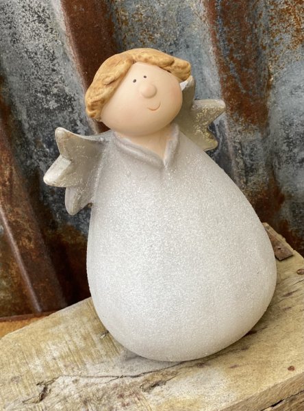 Söt vit glitter ängel med silver vingar. Rund go och glad modell med söta detaljer. tillverkad i keramik. Höjd: ca 21cm Bredd