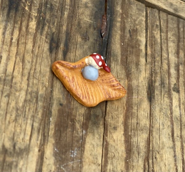 Liten Nisse på löv. Gullig liten mini figur att dekorera med. Detalj full och välarbetad. Nisse kan ibland ligga på mage och ibl