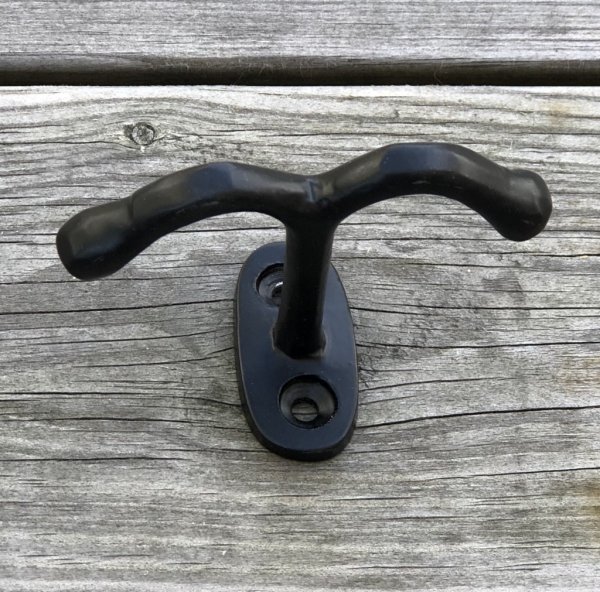 Svart metall krok i dubbel modell. Som fästes i tex hyllan eller takets undersida så kroken hamnar i hängande läge. I stadig sta