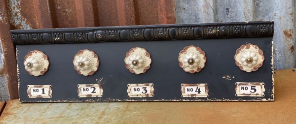 Elegant hängare i antik gammal modell då delar är återvunnet av tillverkaren och nya detaljer har tillkommit. Svart ruffig i nya