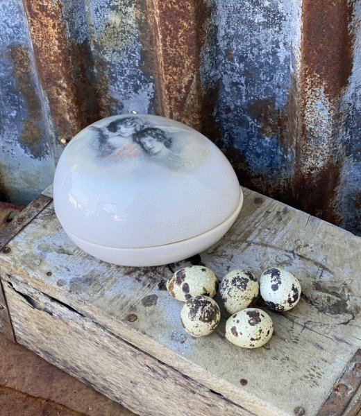 Vackert påskägg /porslinsägg öppningsbart med romantiskt motiv av änglar på locket. Att fylla med godis till påsk, förvara smyck