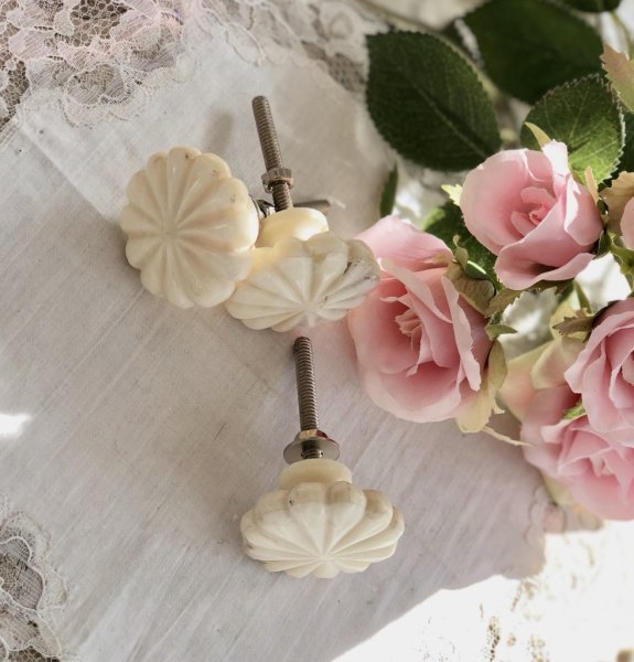 En Cream färgad blomformad knopp i orientalisk stil. Tillverkad i ben och har därav en levande yta med lätta nyans skiftningar.