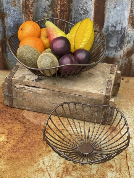 Vacker korg på tassar i rund vågad retro modell. Finns i två modeller. -Större -Mindre Till frukt, grönsaker eller annan förvari