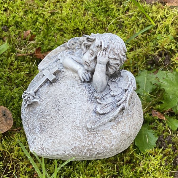 Vackert hjärta med ängel och kors. En grav /minnes dekoration eller enbart vacker att dekorera med. Detalj full och välarbetad