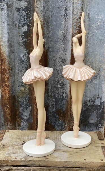 Vacker ballerina i antik stil. Går i mjuka rosa och aprikosa nyanser. Finna i två modeller -Armarna upp -En arm upp Högre i mode