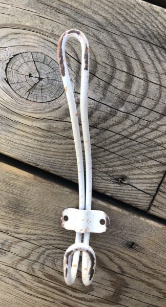 Ruffig krok/hängare i cream vitt med fabriks skavda ruffiga inslag. Tillverkad i metall/järn. Mäter 13*9cm