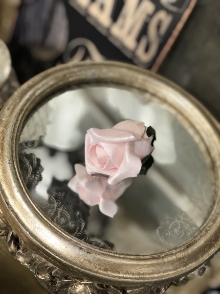 Vacker rosa ros isros i knoppig modell, att dekorera med . Rosen har ståltråd ist för stjälk så man lätt kan fästa den vid tyg