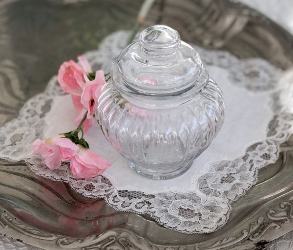 Gammeldags glasburk i vacker bullig form med mönster ränder i glaset och lock upptill. Praktisk gummitätning i locket som gör a