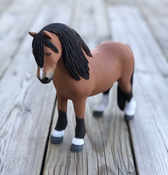 Hästen Silas en brun ståtlig skönhet med svart man att dekorera med. Designad av Erkers Marie Persson Leksand. Unik i sin stil