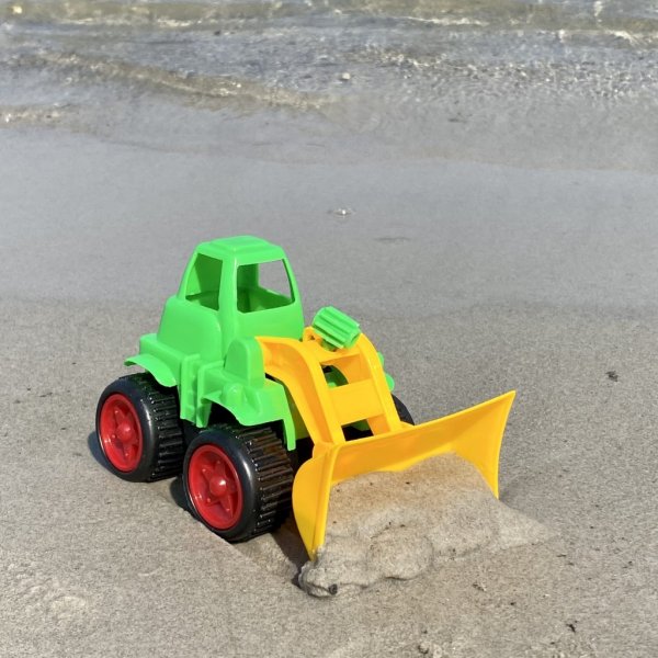 Arbetsfordon i plast för lek i tex sandlådan eller på stranden. Alla med rullande däck och rörliga delar som tex skola, flak och