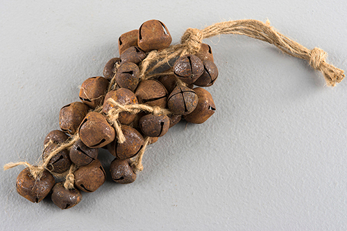 Rostiga bjällror / pinglor / klockor på snöre