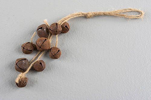 Rostiga bjällror / pinglor / klockor på snöre