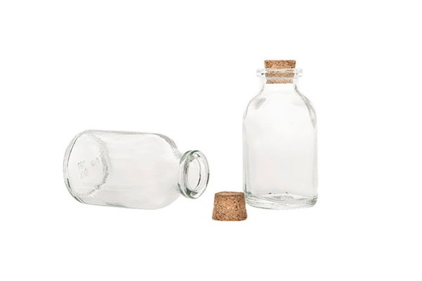 Gammeldags inspirerad och designad flaska i glas med kork. Finns i flera modeller -Högre / större 400ml -Mellan -Mindre -Mini Fö
