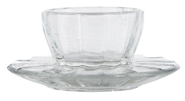 Äggkopp i pressat glas med fat under. Vacker och praktiskt då man kan lägga ägg skalen på fatet och skeden så man inte sullar på