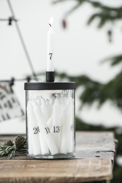 Vita ljus med siffror i rött till advent. Mindre ljus i modell julgransljus . I förpackning om 24st ljus. Från Ib Laursen H: 10