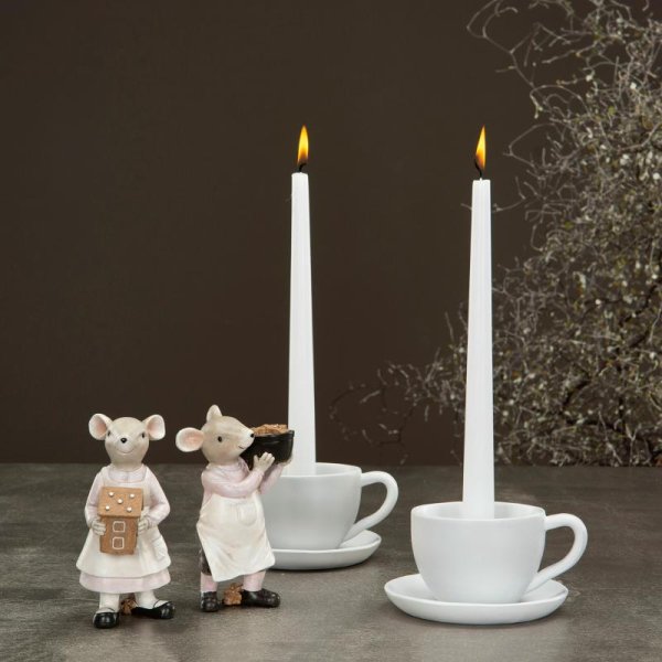 Söta möss i julbestyr med pepparkaksbak. Finns i två modeller -Med pepparkakshus -Med pepparkakor Detaljrika och välarbetade med