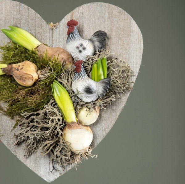 Vacker tupp och höna på stick/pinne att dekorera med. Sticka ner i en blomma i en krans eller liknande. Finn i två modeller -Hön