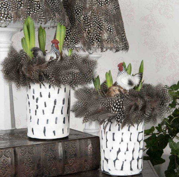 Vacker tupp och höna på stick/pinne att dekorera med. Sticka ner i en blomma i en krans eller liknande. Finn i två modeller -Hön