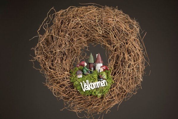 Konstgjord karljohan svamp på stick att dekorera med. Välarbetad och vacker i verklighetstrogen modell. Finns i två storlekar -S