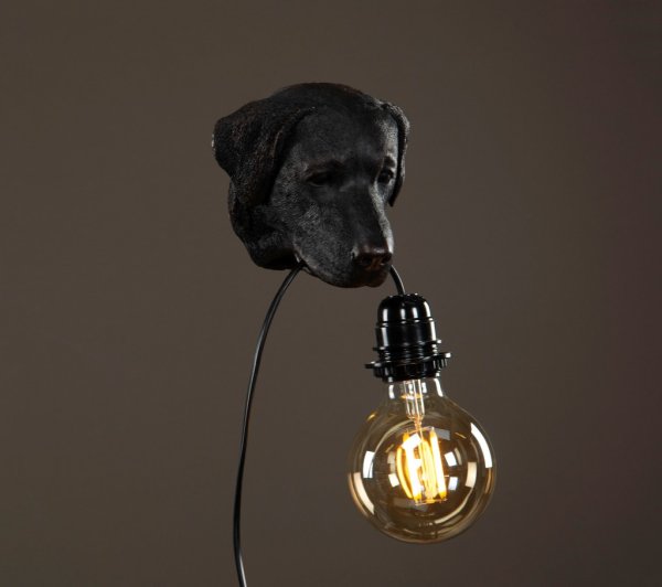Lampa vägglampa hund. I vägg modell med ansiktet av en hund som håller lampsladden i munnen. I mindre lättplacerad modell med s