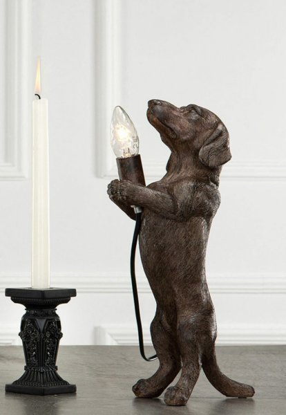Vacker, rolig och söt lampa i annorlunda modell. Hund Tax som stående på bakbenen och håller lampan i sina tassar. Går i en vack
