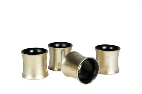 Vacker och elegant servettring i champagne guld. Rund i modellen med svart insida. Mäter:5,4,5cm Säljes per styck en och en