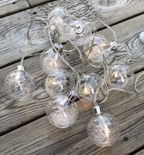 LED kulor, julgranskulor med belysning. Slinga med runda bollar/kulor i fattigmanssilver som släpper igenom ljuset på ett vacker