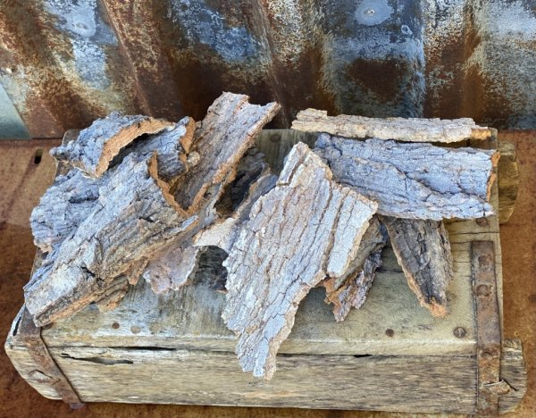 Natur bark att dekorera med. Ligger i förpackning om flera olika bitar enligt bild. Fint att pynta och dekorera med ibland blomm