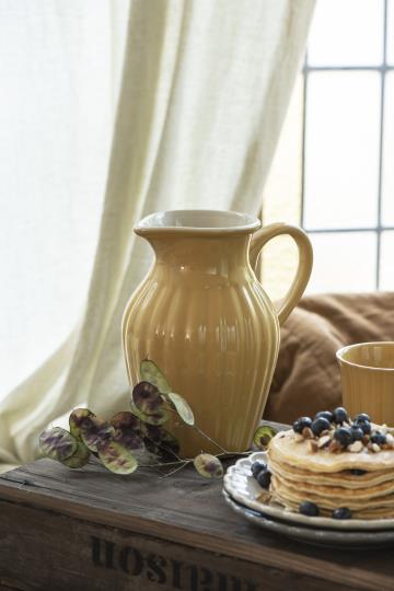 Mynte kanna / tillbringare med handtag i nyans Mustard. Tillverkad i stengods av hög kvalité. Se mer info i produkt kategorin ov