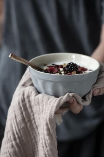 Mynte skål i nyans French Grey. Perfekt i storleken till frukosten, desserten eller plock skålar. Tillverkad i stengods av hög k