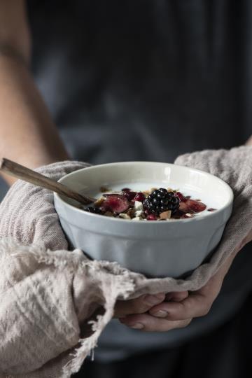 Mynte skål i nyans French Grey. Perfekt i storleken till frukosten, desserten eller plock skålar. Tillverkad i stengods av hög k