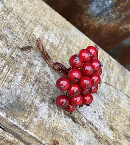 Röda bär konstgjorda i knippe att dekorera med. Sätta i en krans eller ha i en bukett / arrangemang. Bären sitter på ståltråd so