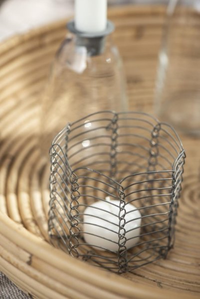 Rund liten tråd korg i zink . Flätad modell att ställa glas i, förvaring inomhus som utomhus eller för värmeljus tex. Mäter H: