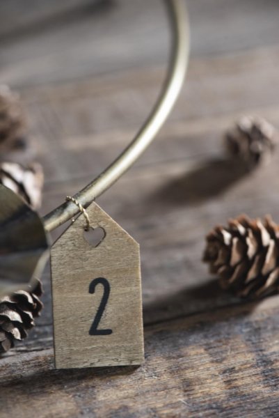 Siffror till advent 1 2 3 4. Natur färgade med svarta siffror. Tillverkade i trä med hjärta upptill så man kan trä i ett snöre e