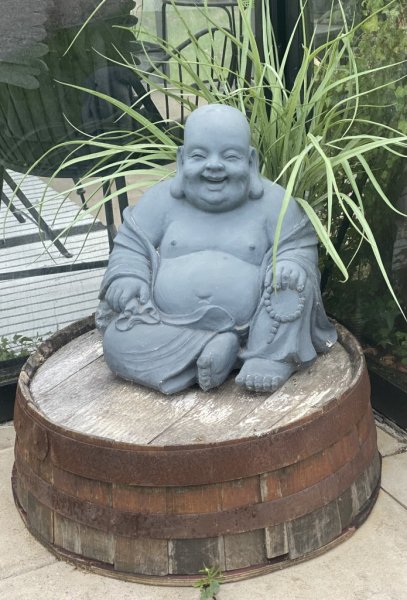 Stor sittande Buddha att dekorera med inomhus eller utomhus. Går i en grå svart nyans. Detaljrik och välarbetad i söt modell. Ti