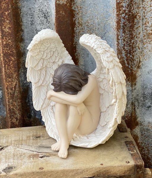 Vacker ängel Faith i sittande modell med stora vingar och nedböjt huvud. Vacker välarbetad och detaljfull modell. Mäter 18*11,
