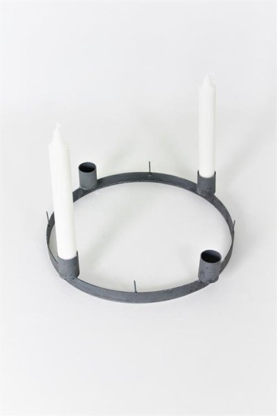 Ljusstake / adventsljusstake i zink. Rund modell med fyra hållare för ljus (vanliga ljus kronljus) samt fyra piggar att sätta te