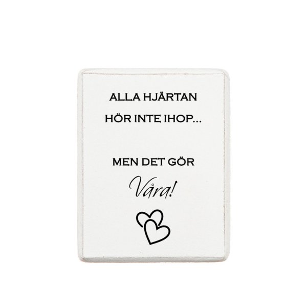 Vita kylskåpsmagneter i trä med text och fabriks slitna inslag. Magnet på baksidan. Finns i flera olika modeller -Det finns fyra