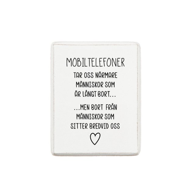 Vita kylskåpsmagneter i trä med text och fabriks slitna inslag. Magnet på baksidan. Finns i flera olika modeller -Det finns fyra