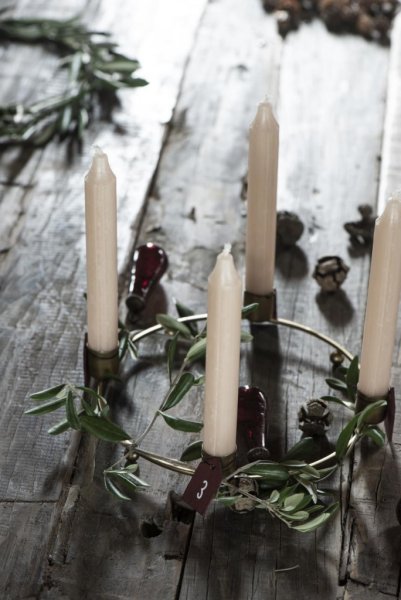 Siffror till advent 1 2 3 4. Går i en röd nyans med vita siffror. Tillverkade i trä med hjärta upptill så man kan trä i ett snör