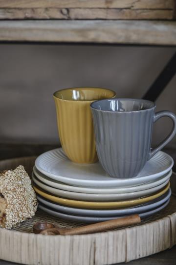 Mynte kopp med öra i nyans Mustard. Tillverkad i stengods av hög kvalité. Se mer info i produkt kategorin ovan. H: 10 Ø: 9,5cm